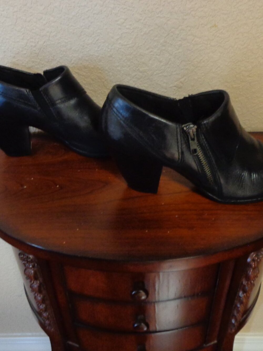 B.O.C. Born Concept black leather mules side zip sz 9 M